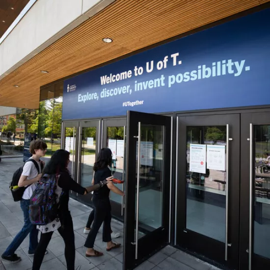 Students walking into building on campus